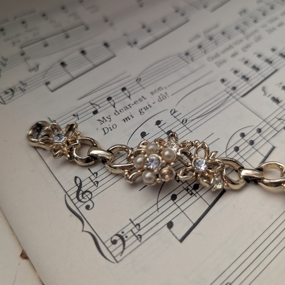 Vintage 50s Goldtone Floral Bracelet With Gemstones And Faux Pearls - Picture 7 of 13